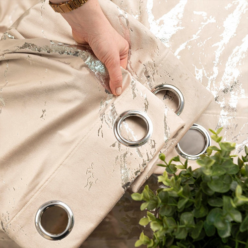 Gotowa zasłona welwetowa Marma na przelotkach ze srebrnym nadrukiem, kolor jasny beżowy, rozmiar 140x250 cm