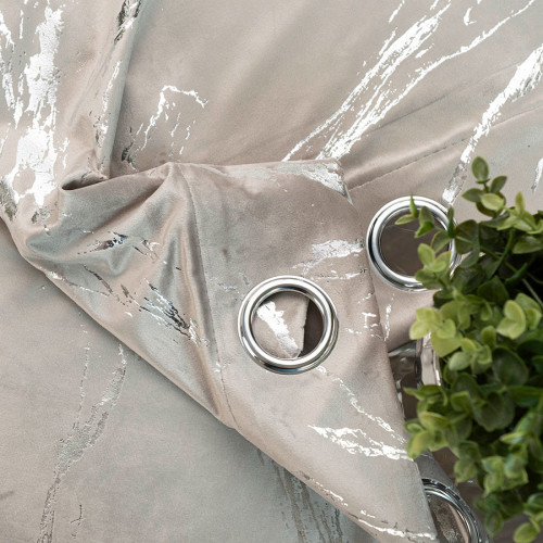 Gotowa zasłona welwetowa Marma na przelotkach ze srebrnym nadrukiem, kolor szaro-beżowy, rozmiar 140x250 cm