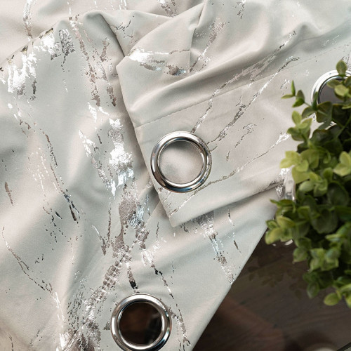 Gotowa zasłona welwetowa Marma na przelotkach ze srebrnym nadrukiem, kolor pastelowy szary, rozmiar 140x250 cm