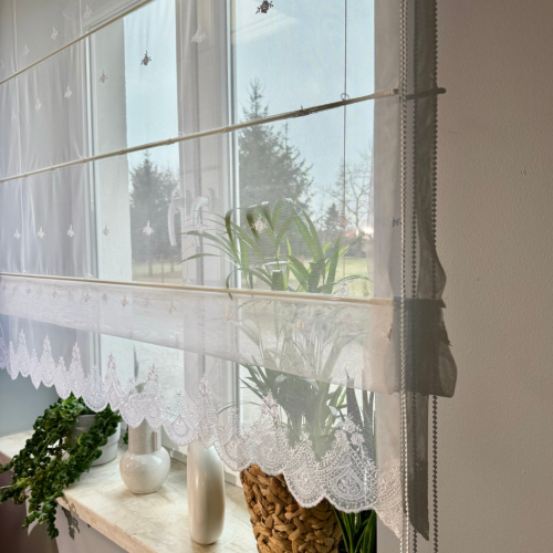 Roleta rzymska firanowa do kuchni z delikatnym wzorem wykończona falbanką, kolor biały, Lavinia - szyta na wymiar