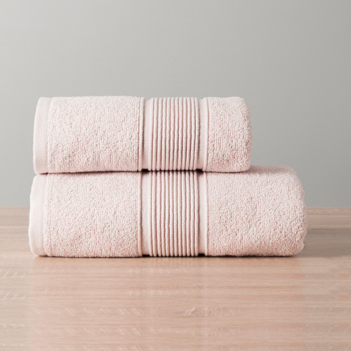 Pudrowo różowy ręcznik bawełniany Naomi z elegancką bordiurą