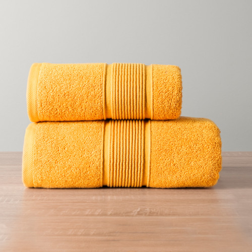 Szafranowy ręcznik bawełniany Naomi z elegancką bordiurą