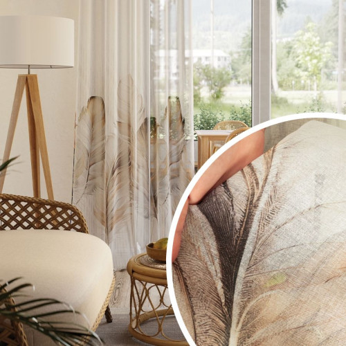 Zbliżenie na nadruk piór na białej tkaninie etaminowej – firana Nataniel, dekoracyjny motyw w stylu boho