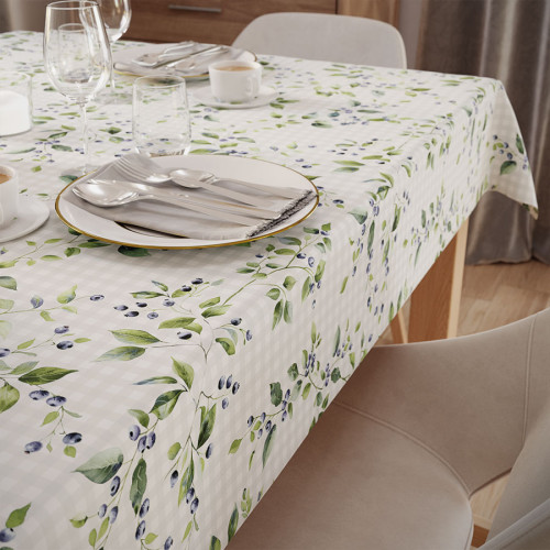 Obrus z tkaniny wodoodpornej z nadrukiem w tonacji biało-zielonej,  wykończony listwą, Jagody - szyty na wymiar