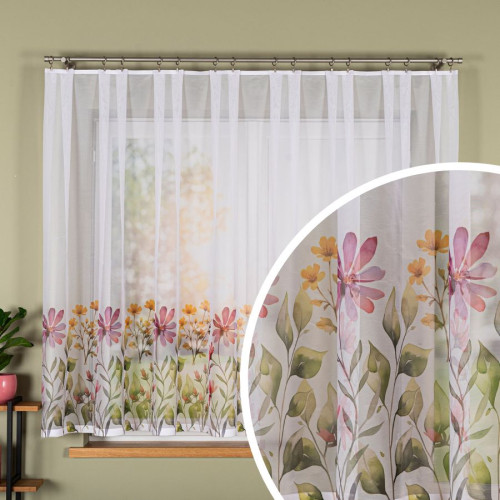 Krótka firanka żakardowa „Kwiatowa Łąka” w kolorze białym z nadrukiem kwiatów ze zbliżeniem wzoru – dekoracja okienna sprzedawana na metry