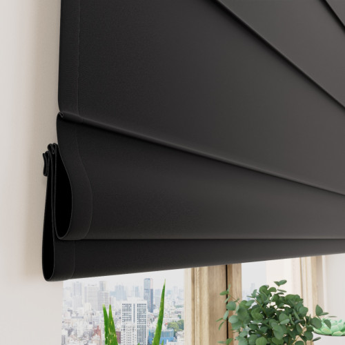 Czarna roleta rzymska zaciemniająca typu blackout do sypialni- szyta na wymiar