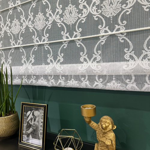 Roleta rzymska firanowa do kuchni ze geometrycznym wzorem po całości, kolor biały - szyta na wymiar