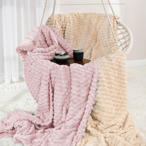 Puszysty i miękki wytłaczany koc, kolor różowy, oferowany w dwóch rozmiarach, Mikos