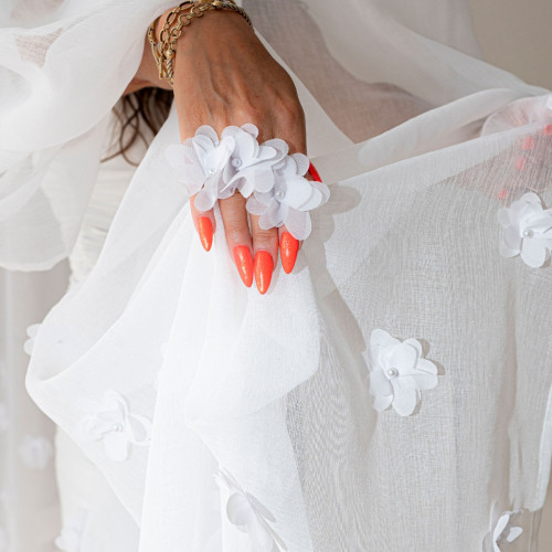 Firanka do salonu gotowa z etaminy w kwiaty 3D z perłą na taśmie 140x250 cm Perła