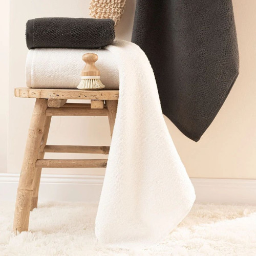 Ręcznik bawełniany w kolorze czarnym, oferowany w dwóch rozmiarach, Leon