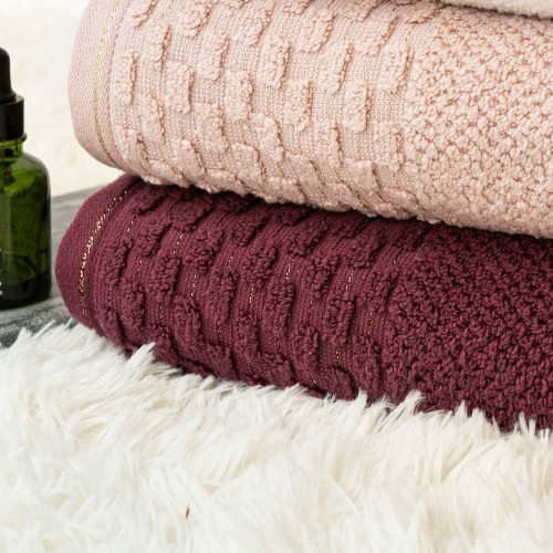 Ręcznik bawełniany frotte z tłoczoną bordiurą i złotą nitką, kolor różowy, oferowany w dwóch rozmiarach, Neptun