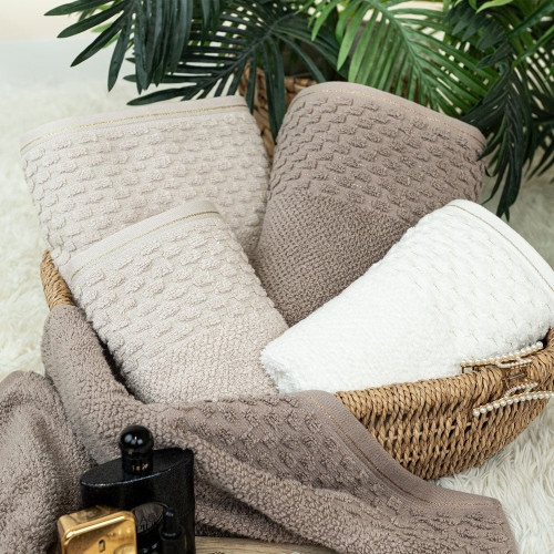 Ręcznik bawełniany frotte z tłoczoną bordiurą i złotą nitką, kolor kremowy, oferowany w dwóch rozmiarach, Neptun