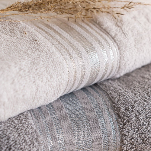 Ręcznik bawełniany z ozdobną bordiurą z nabłyszczanej srebrnej nici, kolor jasny szary, oferowany w dwóch rozmiarach, Oskar