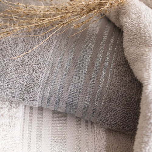 Ręcznik bawełniany z ozdobną bordiurą z nabłyszczanej srebrnej nici, kolor ciemny szary, oferowany w dwóch rozmiarach, Oskar