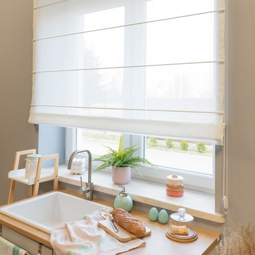 Biała roleta rzymska o strukturze lnu idealna do zawieszenia w kuchni, wysokość do 160 cm - szyta na wymiar