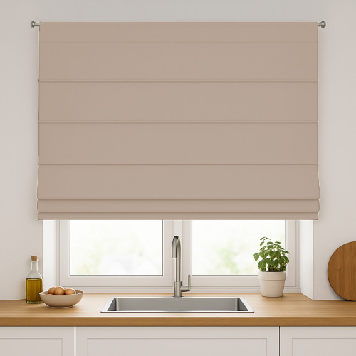 Roleta rzymska zaciemniająca na karnisz na sznurek kolor jasny chłodny beżowy - szyta na wymiar