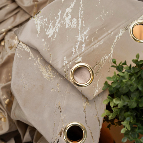 Gotowa zasłona welwetowa Marma na przelotkach za złotym zdobieniem, kolor ciemny beżowy, rozmiar 140x250 cm