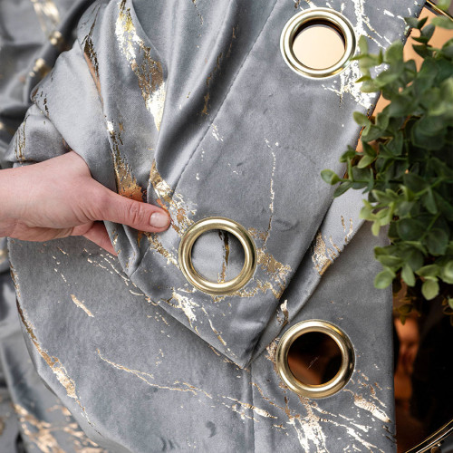 Gotowa zasłona welwetowa Marma na przelotkach za złotym zdobieniem, kolor jasny szary, rozmiar 140x250 cm