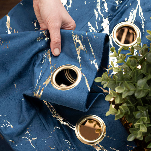 Gotowa zasłona welwetowa Marma na przelotkach za złotym zdobieniem, kolor granatowy, rozmiar 140x250 cm