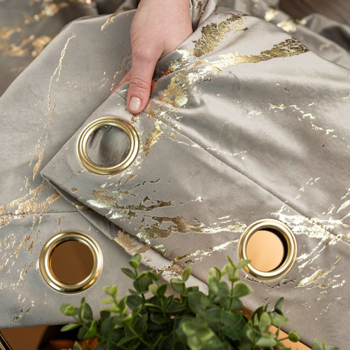 Gotowa zasłona welwetowa Marma na przelotkach za złotym zdobieniem, kolor szarobeżowy, rozmiar 140x250 cm