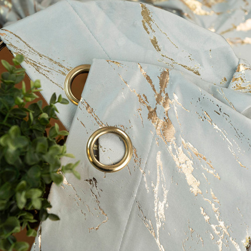 Gotowa zasłona welwetowa Marma na przelotkach za złotym zdobieniem, kolor pastelowy szary, rozmiar 140x250 cm