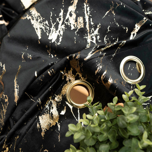 Gotowa zasłona welwetowa Marma na przelotkach ze złotym zdobieniem, kolor czarny, rozmiar 140x250 cm