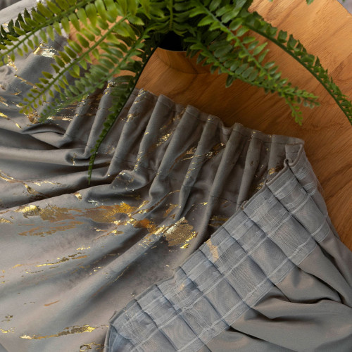 Gotowa welwetowa zasłona ze złotym nadrukiem na taśmie marszczącej w kolorze jasnoszarym, rozmiar 140x250 cm, Marma