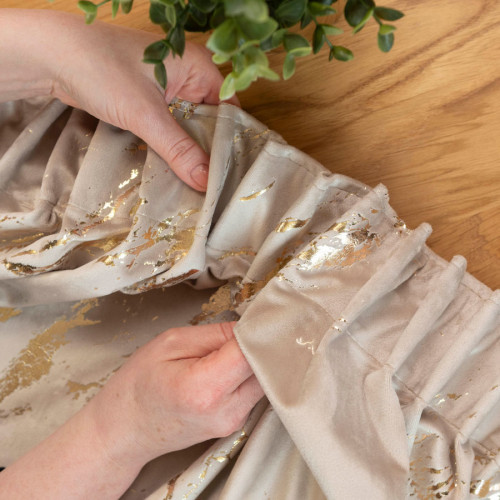 Gotowa welwetowa zasłona ze złotym nadrukiem na taśmie marszczącej w kolorze ciemnokremowym, rozmiar 140x250 cm, Marma