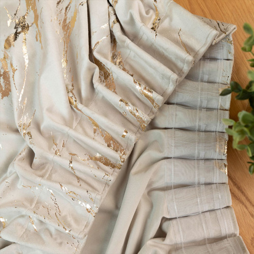 Gotowa welwetowa zasłona ze złotym nadrukiem na taśmie marszczącej w kolorze jasnokremowym, rozmiar 140x250 cm, Marma