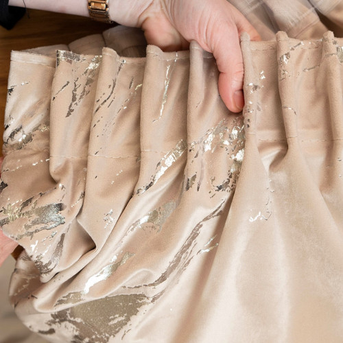 Gotowa welwetowa zasłona ze srebrnym nadrukiem na taśmie marszczącej w kolorze jasnobeżowym, rozmiar 140x250 cm, Marma