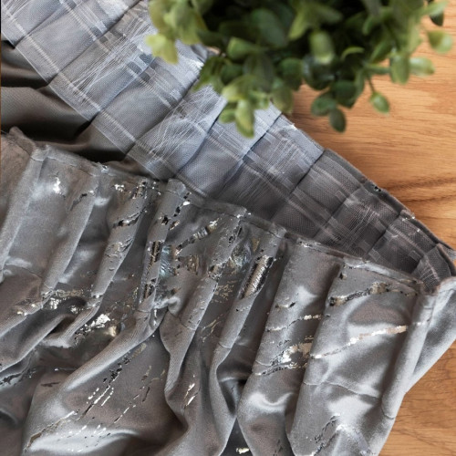 Gotowa welwetowa zasłona ze srebrnym nadrukiem na taśmie marszczącej w kolorze jasnoszarym, rozmiar 140x250 cm, Marma