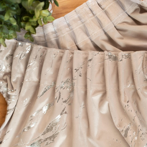 Gotowa welwetowa zasłona ze srebrnym nadrukiem na taśmie marszczącej w kolorze ciemnokremowym, rozmiar 140x250 cm, Marma