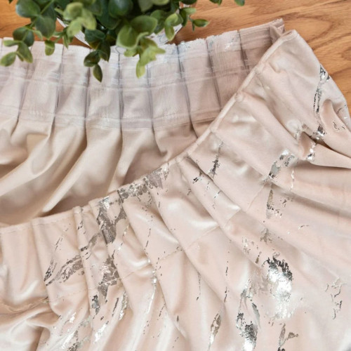 Gotowa welwetowa zasłona ze srebrnym nadrukiem na taśmie marszczącej w kolorze kremowym, rozmiar 140x250 cm, Marma