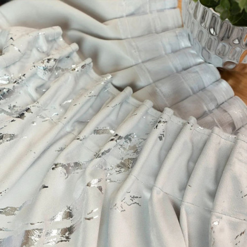 Gotowa welwetowa zasłona ze srebrnym nadrukiem na taśmie marszczącej w kolorze pastelowo-szarym, rozmiar 140x250 cm, Marma