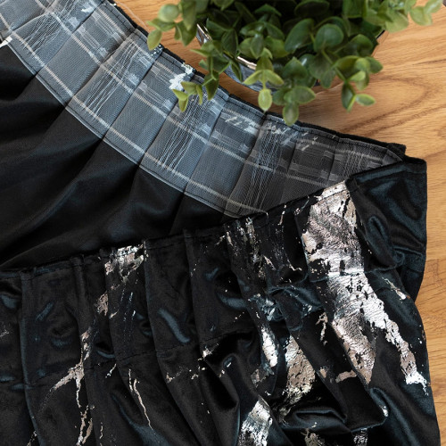 Gotowa welwetowa zasłona ze srebrnym nadrukiem na taśmie marszczącej w kolorze czarnym, rozmiar 140x250 cm, Marma