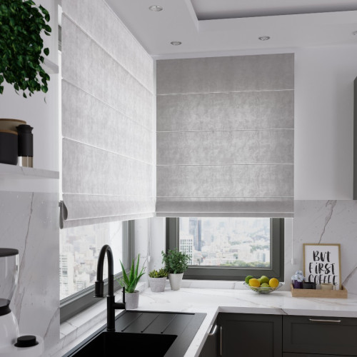 Pastelowo-szara roleta rzymska welwetowa Velvi - szyta na wymiar