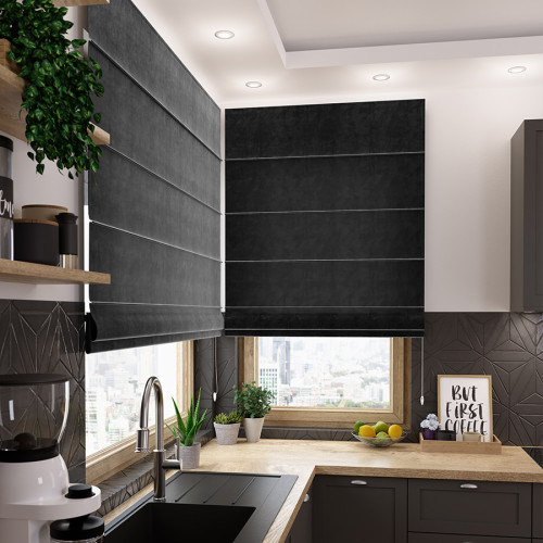 Czarna roleta rzymska welwetowa Velvi - szyta na wymiar