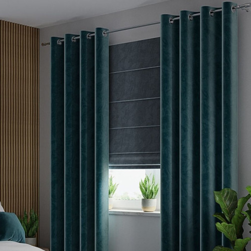 Gotowa zasłona z miękkiej welwetowej tkaniny Velvi, kolor ciemny turkusowy na przelotkach
