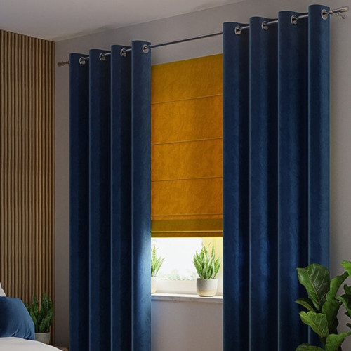 Gotowa zasłona z miękkiej welwetowej tkaniny Velvi, kolor granatowy na przelotkach