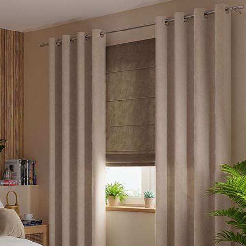 Gotowa zasłona z miękkiej welwetowej tkaniny Velvi, kolor ciemny kremowy na przelotkach