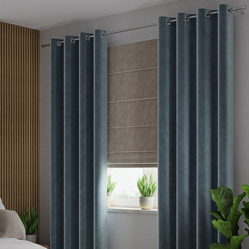 Gotowa zasłona z miękkiej welwetowej tkaniny Velvi, kolor szaroniebieski na przelotkach