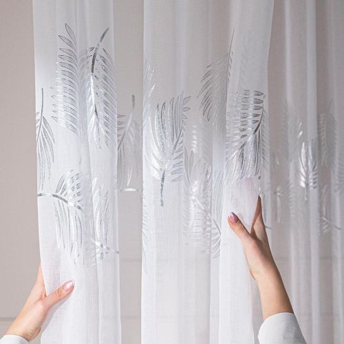 Gotowa firana w białym kolorze na przelotkach ze srebrnym zdobieniem, rozmiar 140x250 cm, Marietta