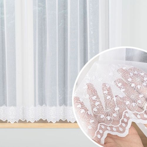 Krótka firanka do salonu z ozdobnym, haftowanym dołem, kolor biały, wysokość 160 cm - sprzedawana na metry