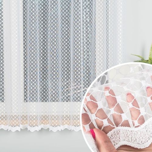 Krótka firanka haftowana do salonu z geometrycznym wzorem po całości, oferowana w dwóch wysokościach - sprzedawana na metry