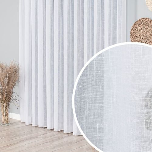 Biała firana batystowa o strukturze lnu, wisząca w salonie, z okrągłym przybliżeniem pokazującym splot tkaniny.