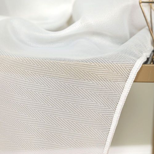 Długa firana wykonana z delikatnie błyszczącej przędzy z ołowianką, wzór jodełki, kolor biały, wysokość 300 cm, Jodełka - sprzedawana na metry