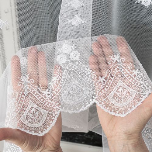 Krótka firanka z roślinnym, błyszczącym haftem na całej wysokości, kolor biały, wysokość 180 cm