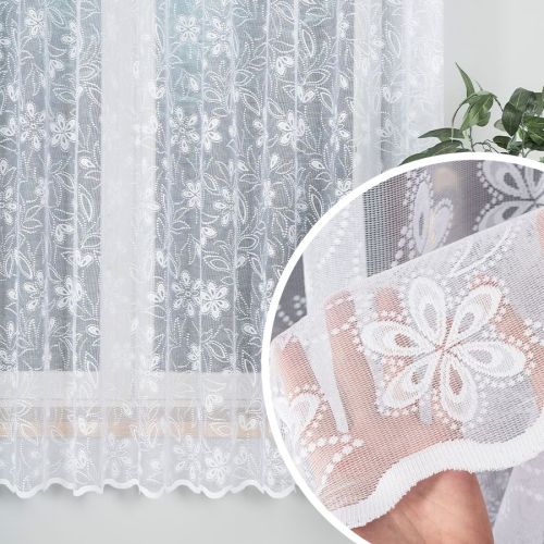 Krótka firanka żakardowa do kuchni ze wzorem po całości, kolor biały, oferowana w dwóch wysokościach - sprzedawana na metry