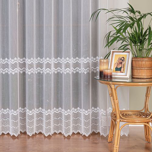 Długa firana haftowana z aplikacją do salonu, kolor biały, wysokość 290 cm - sprzedawana na metry