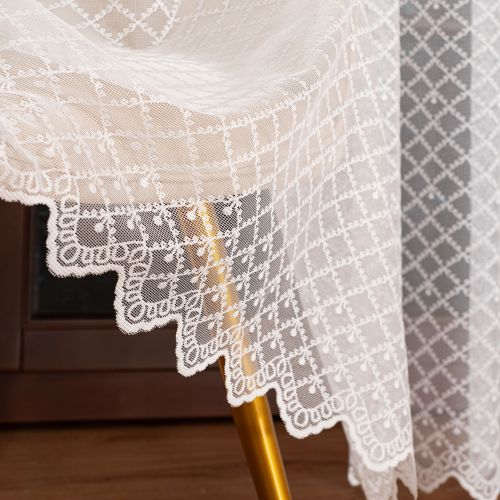 Długa firanka żakardowa z delikatnym geometrycznym wzorem, kolor biały, wysokość 250 cm - sprzedawana na metry